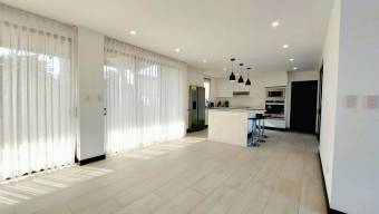 Se vende moderna y espaciosa casa con patio en Grecia 25-1315 Se vende moderna y espaciosa casa con patio en Grecia 25-1315