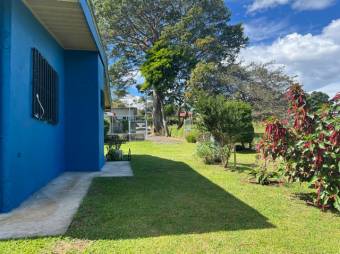 Se vende casa con lote de 3,700m2 en Puente Piedra Alajuela 25-963