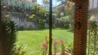 Se vende casa con amplio patio en Sabanilla Montes de Oca 26-115