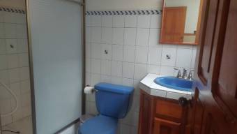 Se vende casa con amplio patio en Sabanilla Montes de Oca 26-115