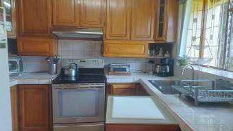 Se vende casa con amplio patio en Sabanilla Montes de Oca 26-115