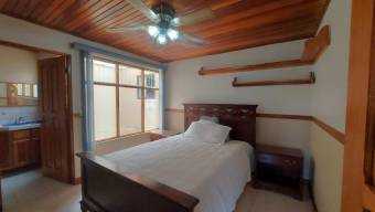 Se vende casa con amplio patio en Sabanilla Montes de Oca 26-115