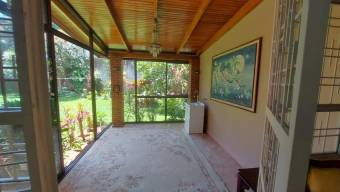 Se vende casa con amplio patio en Sabanilla Montes de Oca 26-115