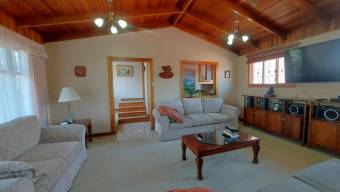 Se vende casa con amplio patio en Sabanilla Montes de Oca 26-115