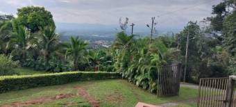 Se vende espaciosa casa con amplio lote en Ciudad Colón 25-1330