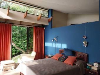 Se vende espaciosa casa con amplio lote en Ciudad Colón 25-1330