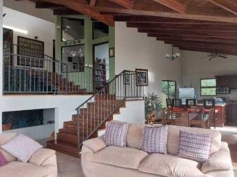 Se vende espaciosa casa con amplio lote en Ciudad Colón 25-1330