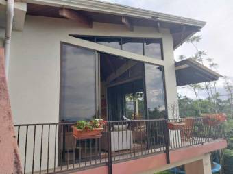 Se vende espaciosa casa con amplio lote en Ciudad Colón 25-1330