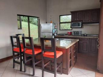 Se vende espaciosa casa con amplio lote en Ciudad Colón 25-1330