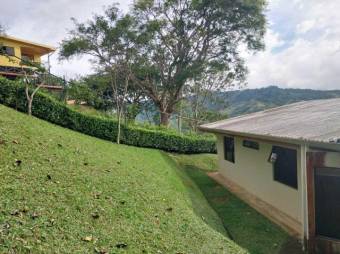 Se vende espaciosa casa con amplio lote en Ciudad Colón 25-1330