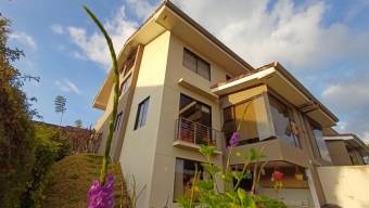 Se vende espaciosa casa en condominio de Sabanilla San José 25-1562