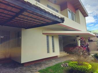 Se vende espaciosa casa con patio en San Pedro de San José 25-1359