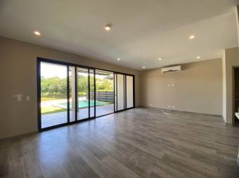 Se vende moderna casa con piscina en Jacó Puntarenas 26-377 Se vende moderna casa con piscina en Jacó Puntarenas 26-377