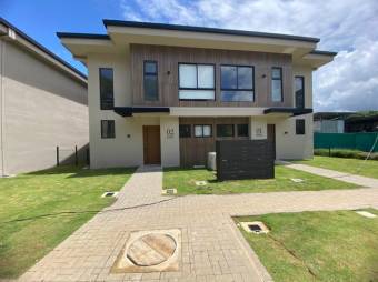 Se vende moderna casa con piscina en Jacó Puntarenas 26-377