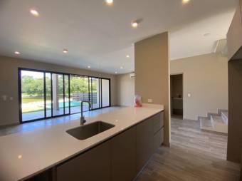 Se vende moderna casa con piscina en Jacó Puntarenas 26-377 Se vende moderna casa con piscina en Jacó Puntarenas 26-377