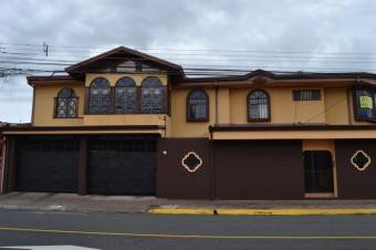 Se vende espaciosa casa de 2 plantas en San Francisco Heredia 25-1017