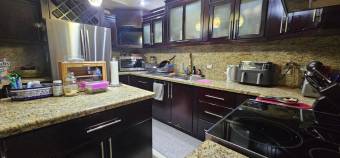 Se vende espaciosa casa con terraza en Santa Ana 26-174 Se vende espaciosa casa con terraza en Santa Ana 26-174