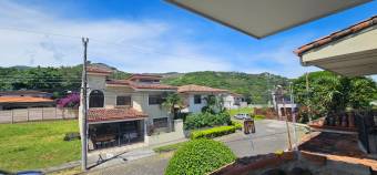 Se vende espaciosa casa con terraza en Santa Ana 26-174 Se vende espaciosa casa con terraza en Santa Ana 26-174