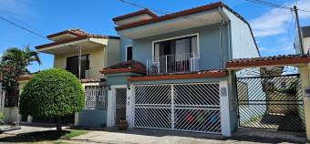 Se vende espaciosa casa con terraza en Santa Ana 26-174