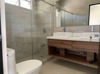 Se vende moderna casa con patio en Bebedero Escazú 25-142 Se vende moderna casa con patio en Bebedero Escazú 25-142