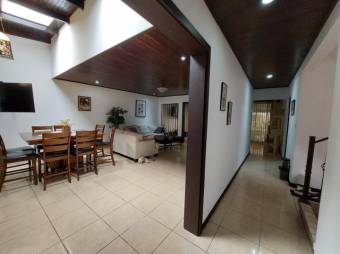 Se vende lujosa casa con uso de suelo mixto en Santo Tomas Heredia 25-1934 Se vende lujosa casa con uso de suelo mixto en Santo Tomas Heredia 25-1934