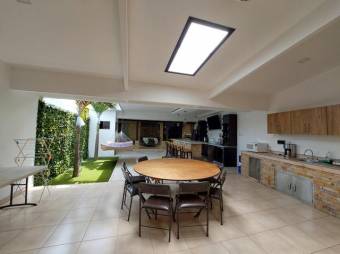 Se vende lujosa casa con uso de suelo mixto en Santo Tomas Heredia 25-1934 Se vende lujosa casa con uso de suelo mixto en Santo Tomas Heredia 25-1934