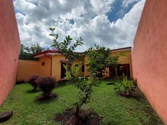 Se vende espaciosa casa con amplio lote en Escazú Centro 25-1807 Se vende espaciosa casa con amplio lote en Escazú Centro 25-1807