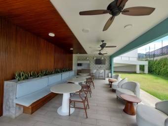 Se alquila casa con patio en condominio de San Antonio Escazú 26-354