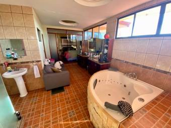 Se vende espaciosa casa de 2 plantas en Guadalupe San José 25-648 Se vende espaciosa casa de 2 plantas en Guadalupe San José 25-648