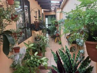 Se vende espaciosa casa con patio en Heredia Centro 24-736 Se vende espaciosa casa con patio en Heredia Centro 24-736