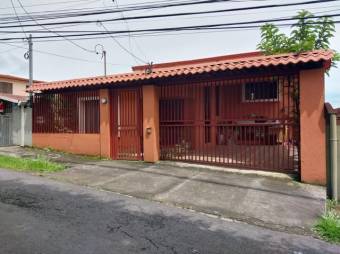Se vende espaciosa casa para inversión en Ciudad Colón San José 25-1288