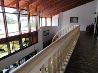 Se vende espaciosa casa con amplio patio en Alajuela 25-1602