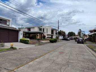 Se vende espaciosa casa con amplio patio en Alajuela 25-1602