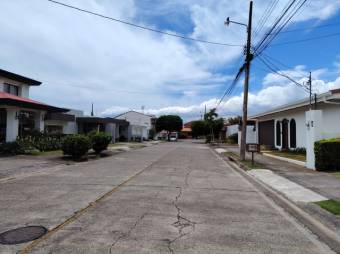 Se vende espaciosa casa con amplio patio en Alajuela 25-1602