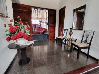 Se vende espaciosa casa con amplio patio en Alajuela 25-1602