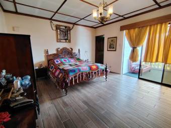 Se vende espaciosa casa con amplio patio en Alajuela 25-1602