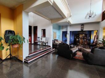 Se vende espaciosa casa con amplio patio en Alajuela 25-1602