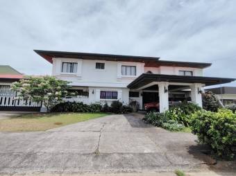 Se vende espaciosa casa con amplio patio en Alajuela 25-1602