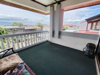 Se vende espaciosa casa con amplio patio en Alajuela 25-1602