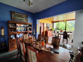 Se vende espaciosa casa con amplio patio en Alajuela 25-1602