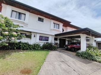 Se vende espaciosa casa con amplio patio en Alajuela 25-1602