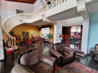 Se vende espaciosa casa con amplio patio en Alajuela 25-1602