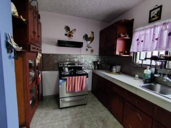 Se vende espaciosa casa con amplio patio en Alajuela 25-1602