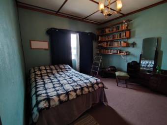 Se vende espaciosa casa con amplio patio en Alajuela 25-1602