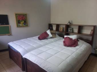 Se alquila moderna casa con jardin en La Garita a