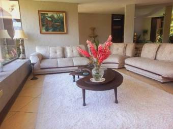 Se alquila moderna casa con jardin en La Garita a