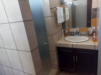 Se alquila moderna casa con jardin en La Garita a