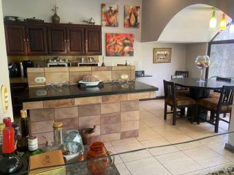 Se alquila moderna casa con jardin en La Garita a