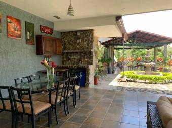 Se alquila moderna casa con jardin en La Garita a