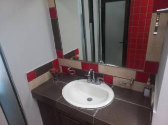 Se alquila moderna casa con jardin en La Garita a